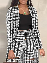 Zweiteilige Hahnentrittjacken und Cut-Out-Hosen